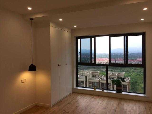 很多人眼中白蜡木纹路太显眼，不好看？这位业主的家一改你的印象