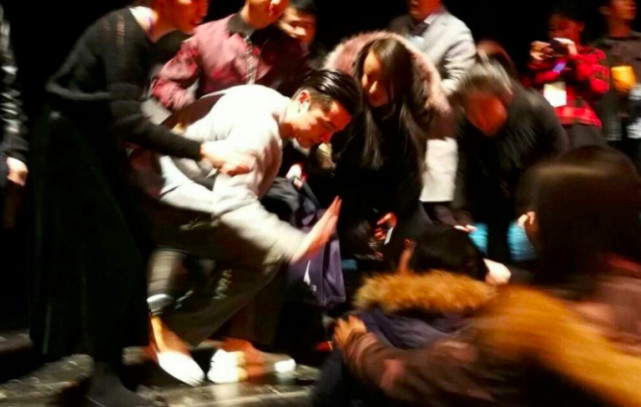 胡歌跪地签名暖心,胡歌的正能量签名