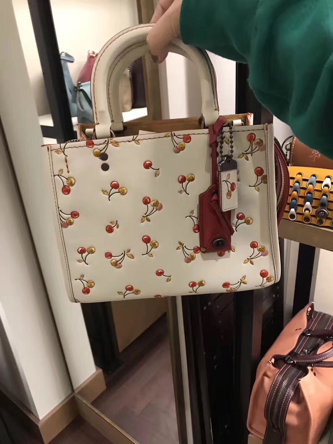 mk和coach包包款式一样,给女朋友买coach