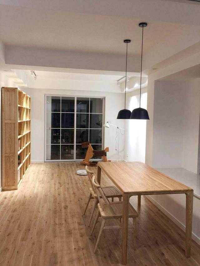 很多人眼中白蜡木纹路太显眼，不好看？这位业主的家一改你的印象