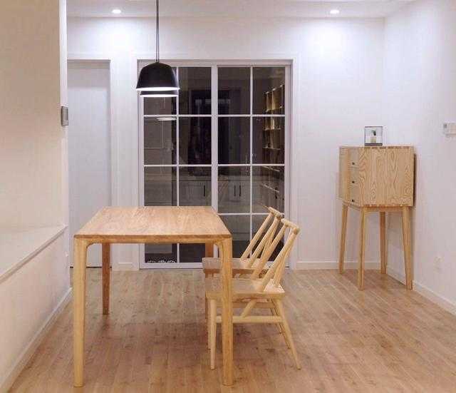 很多人眼中白蜡木纹路太显眼，不好看？这位业主的家一改你的印象