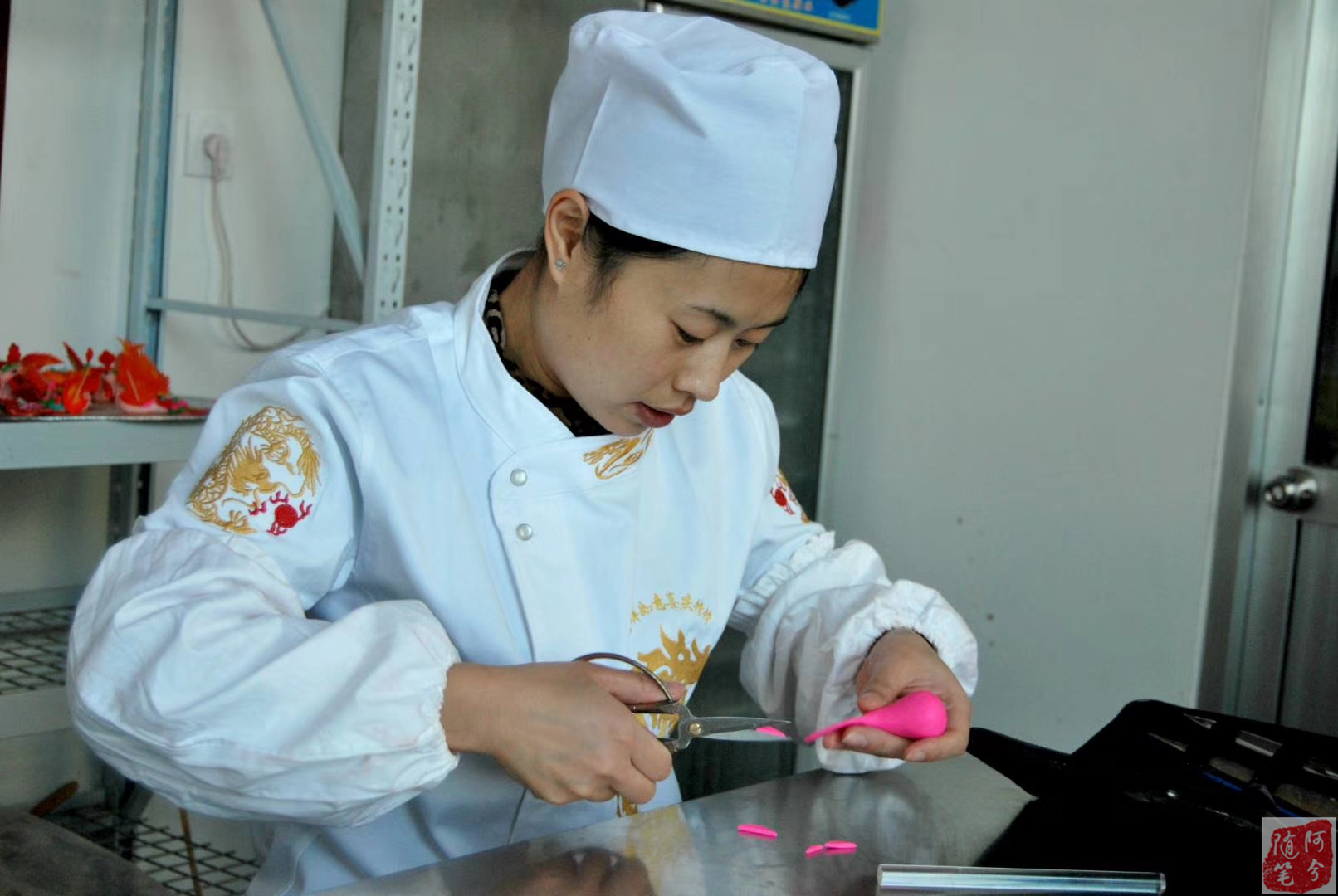 农村妇女创业手工制作,中国传统面塑做的蛋糕