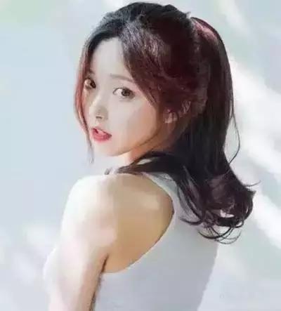 圆脸配高层次中分烫卷发图片,圆脸中分卷发发型图片2015女生