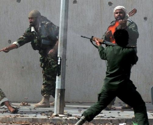 怎样才能算的上吉他英雄?你敢在*弹子**横飞的战火中弹吉他?