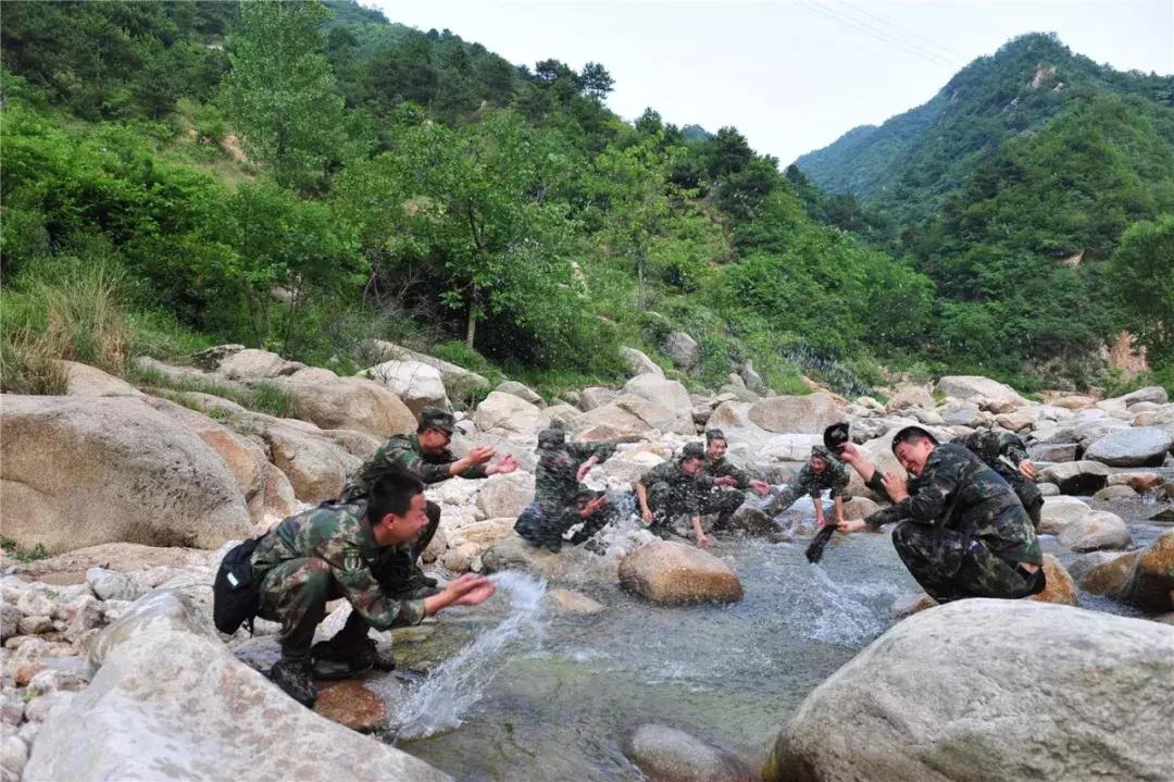 这就是中国军人!阳光竟成奢侈品,晒太阳就是对优胜者最大的奖励