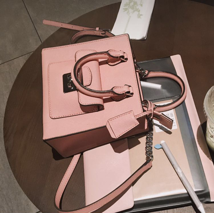 mk和coach包包款式一样,给女朋友买coach