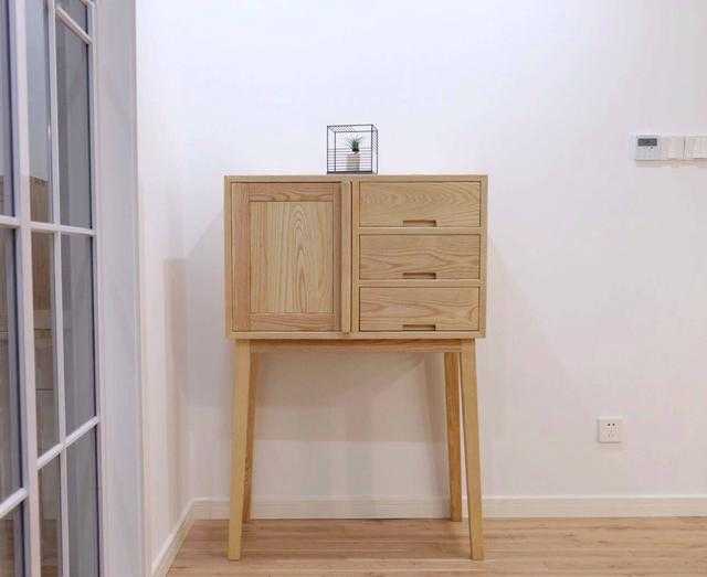 很多人眼中白蜡木纹路太显眼，不好看？这位业主的家一改你的印象