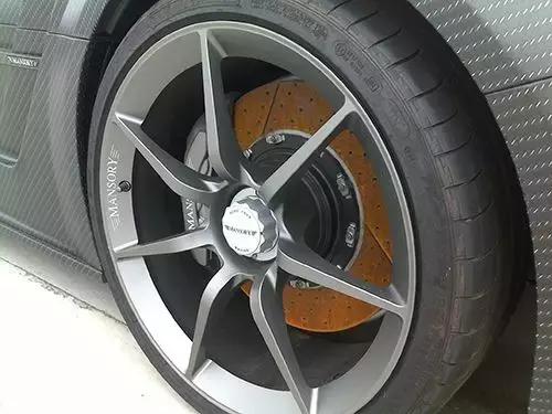 小车的刹车盘生锈怎么回事,私家车刹车盘生锈正常吗