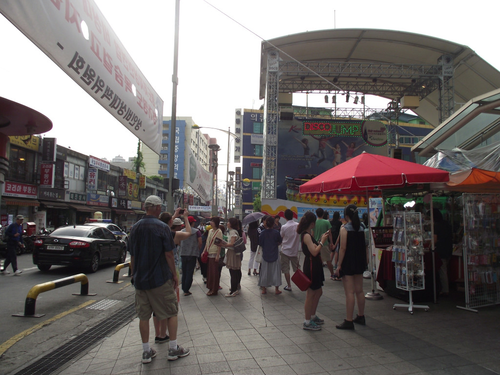 韩国最著名的一条街,韩国东大门旅游必去的商业街