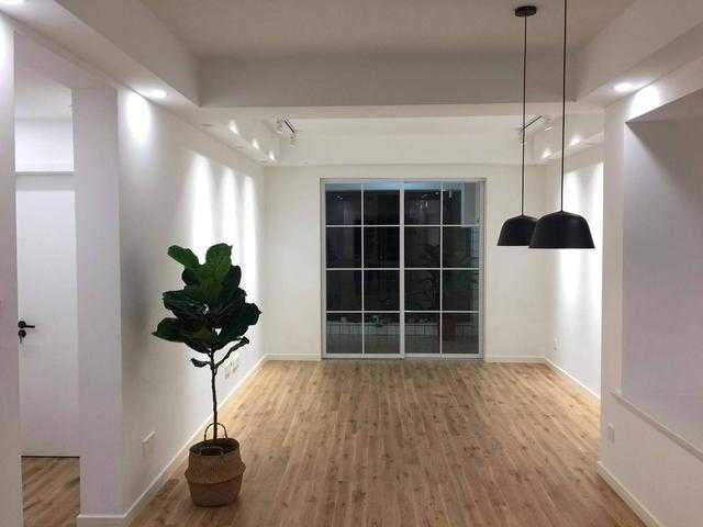 很多人眼中白蜡木纹路太显眼，不好看？这位业主的家一改你的印象