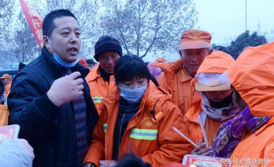 男子给环卫工人送食物,郑州小伙为环卫工送饺子