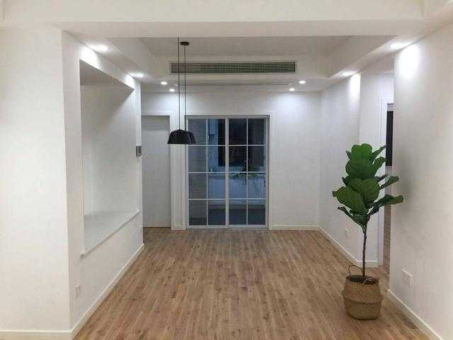 很多人眼中白蜡木纹路太显眼，不好看？这位业主的家一改你的印象