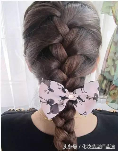 发型这样扎更是高级时尚了,气质款发型扎出去回头率百分百