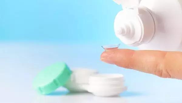 一年戴隐形眼镜不摘会涨到多少度,长期不摘隐形眼镜却不难受