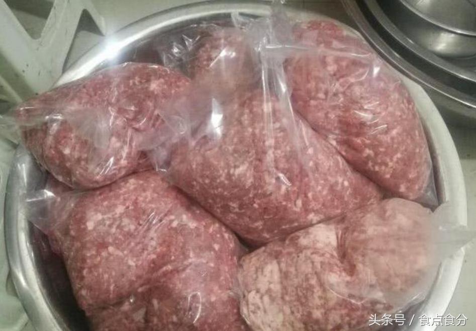 男子给环卫工人送食物,郑州小伙为环卫工送饺子