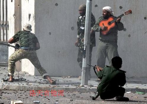 怎样才能算的上吉他英雄?你敢在*弹子**横飞的战火中弹吉他?