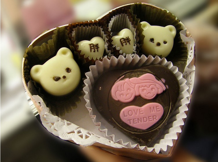 圣诞节送追的女生什么礼物比较好,追求女生送什么礼物情人节