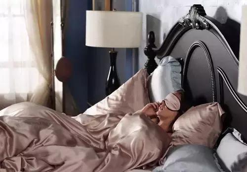 床上四件套和被子哪个贵,床上四件套100多和300多区别