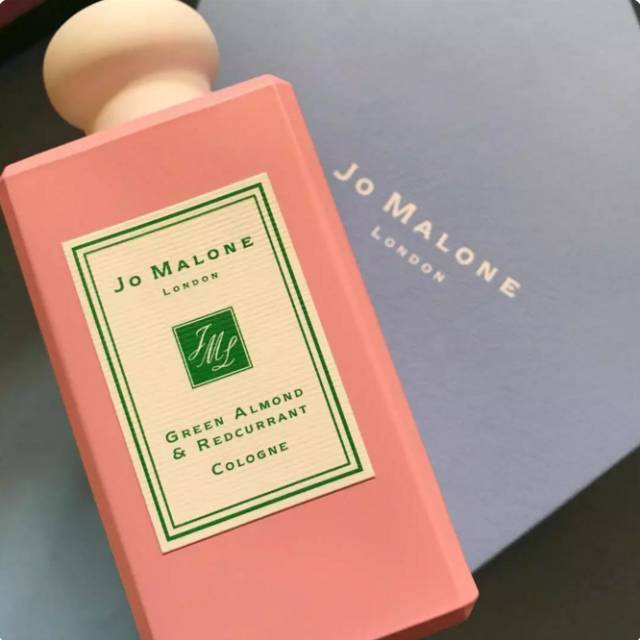 圣诞节送女友什么礼物才会显得不落俗套，看起来实用又有品味？！