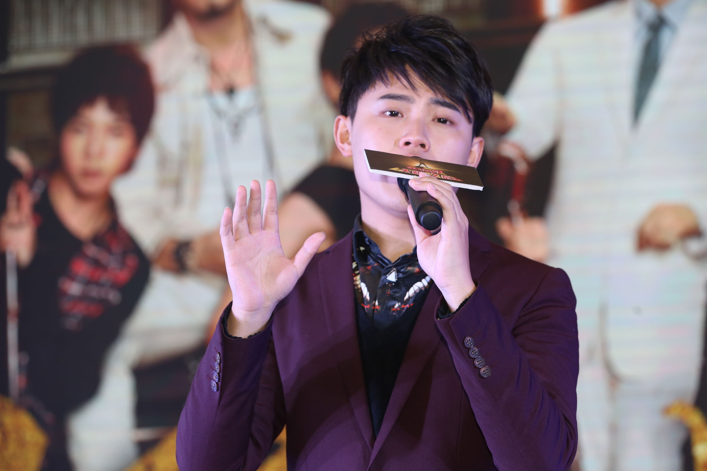 华晨宇天籁之战总决赛帮唱排练,天籁之战中华晨宇点评选手的视频