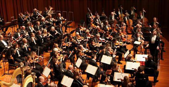 一曲求索、控诉和追问的哀歌，一部人类灵魂生活和精神追求的挽歌