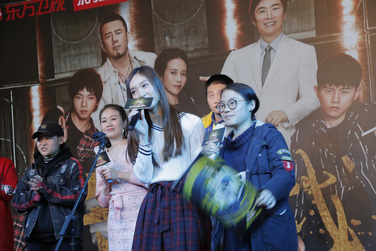 华晨宇天籁之战总决赛帮唱排练,天籁之战中华晨宇点评选手的视频