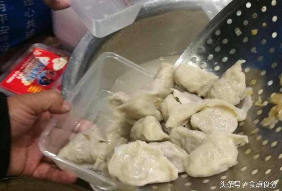 男子给环卫工人送食物,郑州小伙为环卫工送饺子
