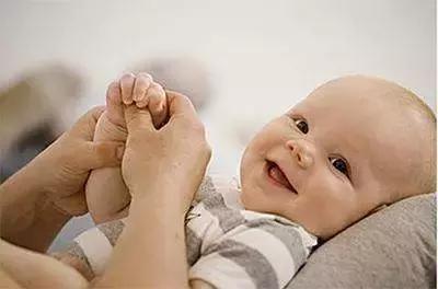 婴儿的小脚丫连续抖动正常吗,怎么辨别婴儿抖动或是癫痫