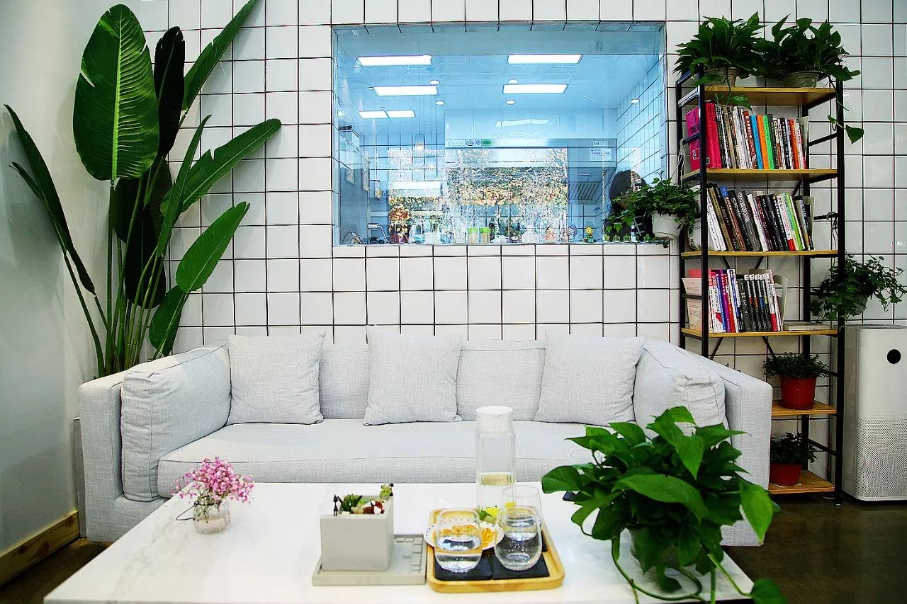 在甜品店里花样调酒？新街口这家网红店让你来了就不想走！