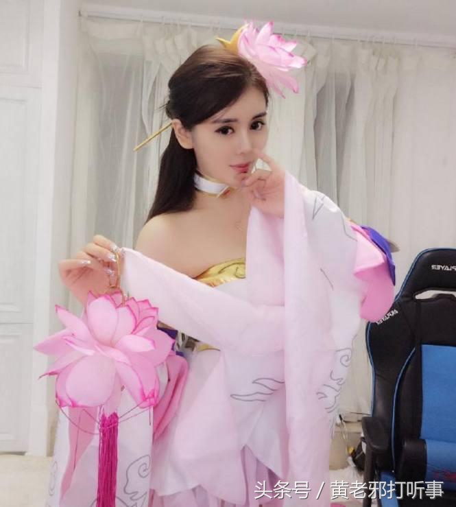 斗鱼三骚张琪格，圣诞节接头COS王者荣耀貂蝉，却被强行带上警车！