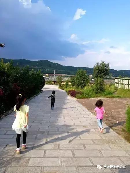 带孩子丽江自驾游,宝妈开着车带熊孩子兜风文案