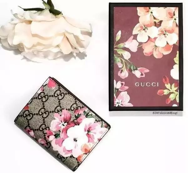 圣诞节送女友什么礼物才会显得不落俗套，看起来实用又有品味？！