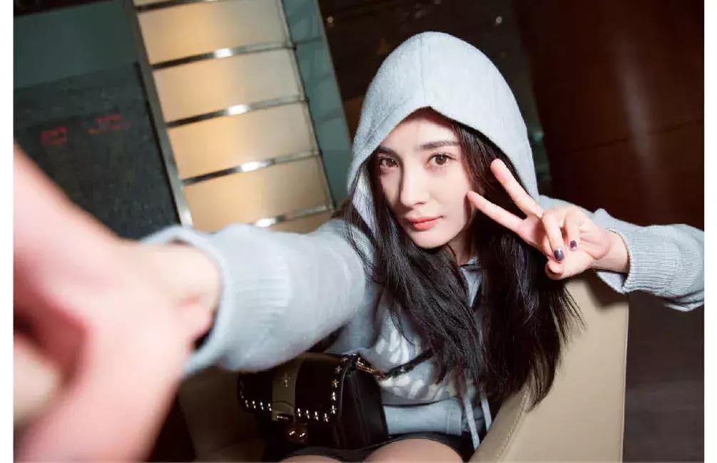 带货女王杨幂又出新穿搭了,带货一姐杨幂的t恤叠穿法