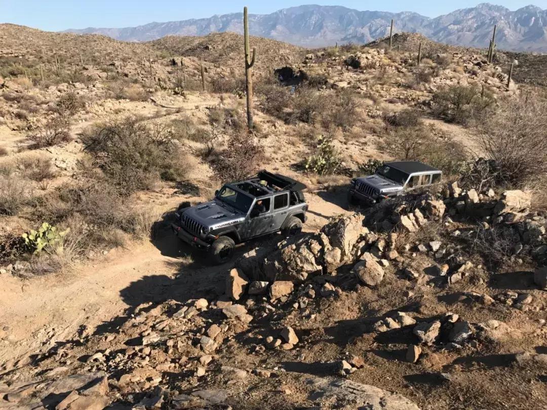 jeep牧马人爆改过的越野视频,全新换代jeep牧马人角斗士试驾