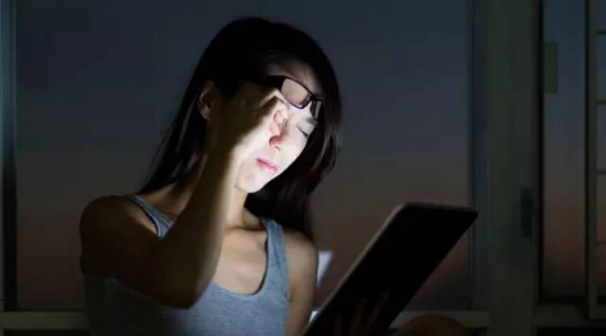 眼皮跳是迷信但有时真的很准,眼皮跳有预兆千万不可忽视