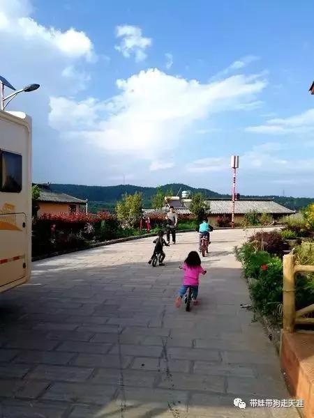 带孩子丽江自驾游,宝妈开着车带熊孩子兜风文案