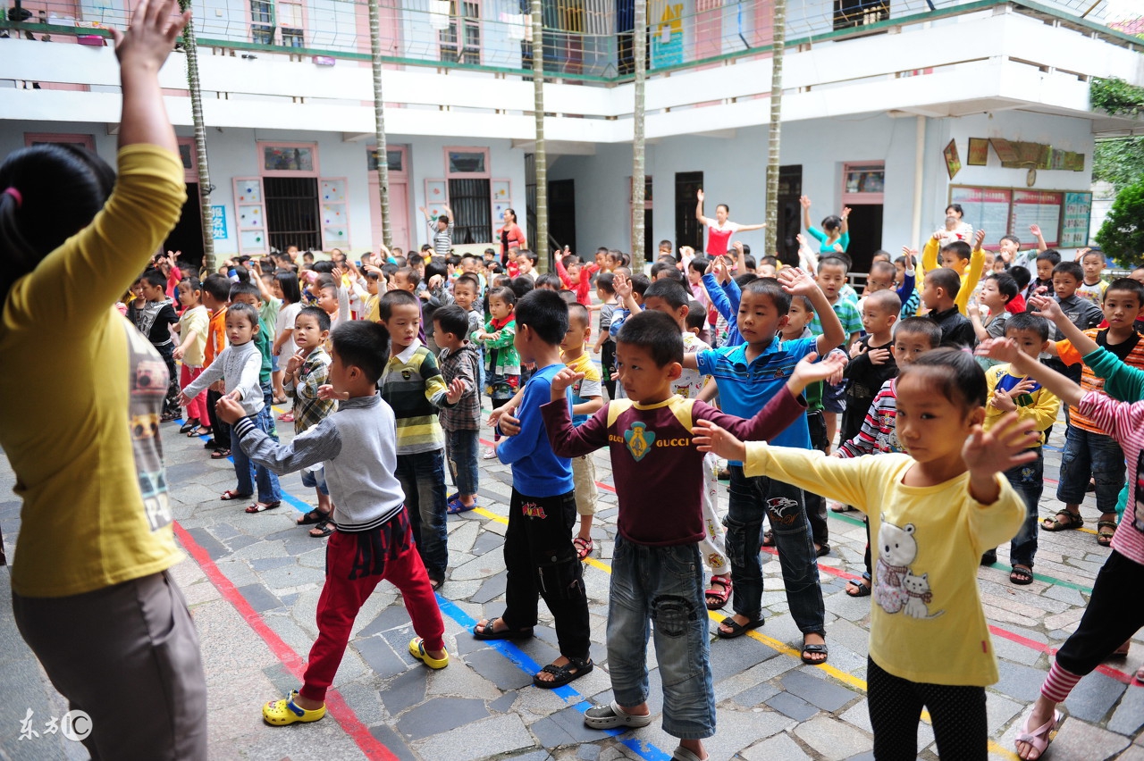 幼儿户外游戏抢小球游戏玩法,幼儿园室内小游戏沙包玩法