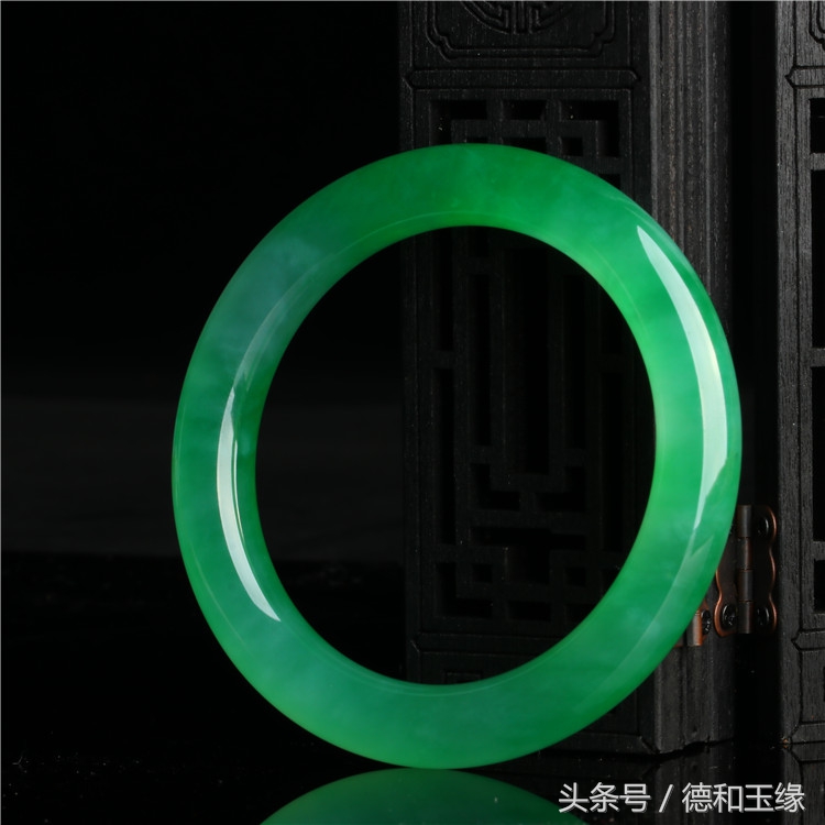 翡翠手镯过时吗,翡翠手镯圆管的是不是过时了