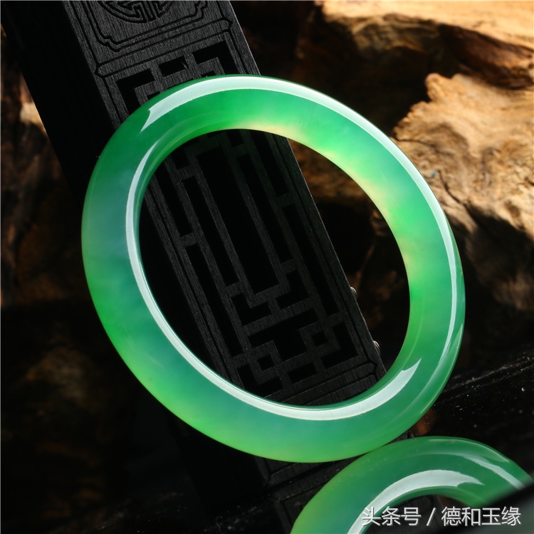 翡翠手镯过时吗,翡翠手镯圆管的是不是过时了