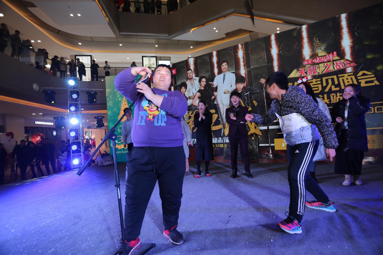 华晨宇天籁之战总决赛帮唱排练,天籁之战中华晨宇点评选手的视频