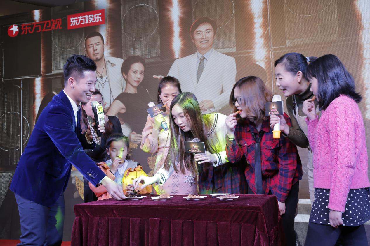 华晨宇天籁之战总决赛帮唱排练,天籁之战中华晨宇点评选手的视频