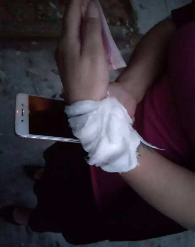 割腕轻生民警安慰,割腕轻生晕倒民警救援