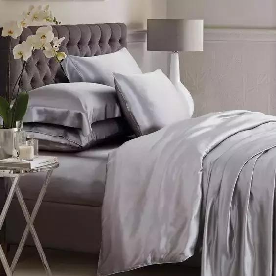 床上四件套和被子哪个贵,床上四件套100多和300多区别