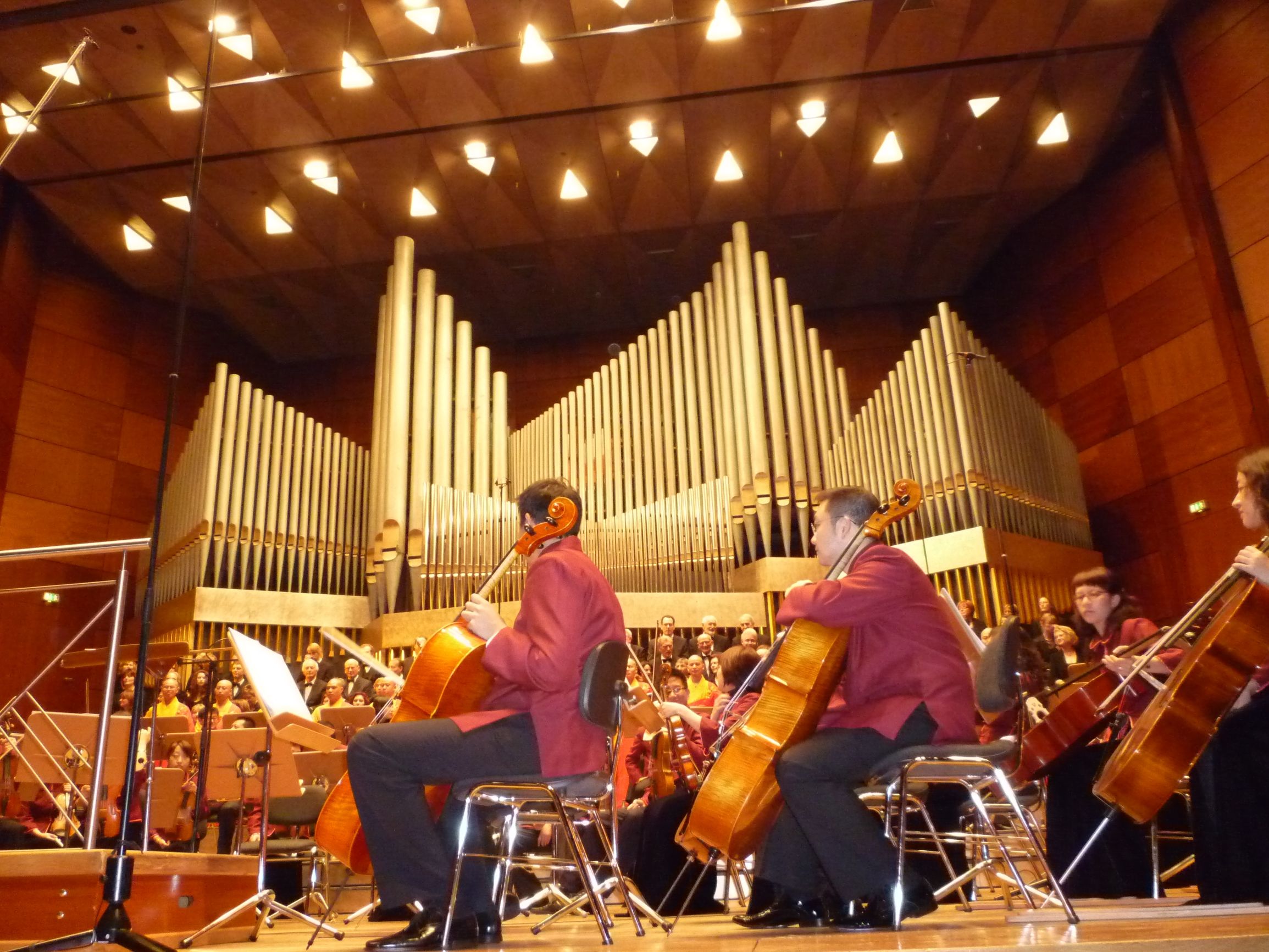 一曲求索、控诉和追问的哀歌，一部人类灵魂生活和精神追求的挽歌