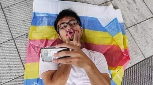 探探上划到了一个卖散粉的富二代帅哥，花痴记者买了几盒发现……