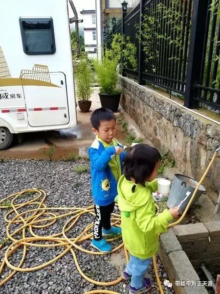 带孩子丽江自驾游,宝妈开着车带熊孩子兜风文案