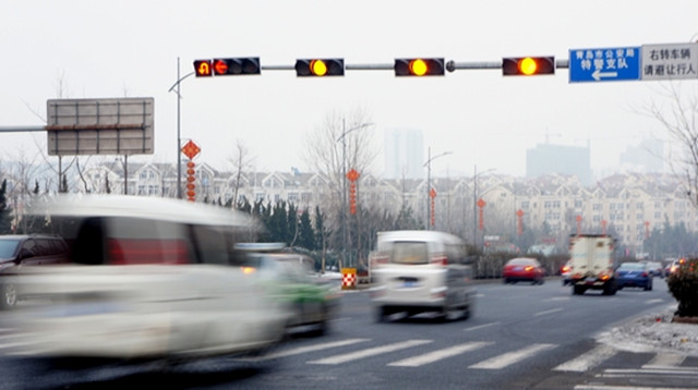 在交通规则中闯黄灯算违章吗,冲黄灯被拍违反信号灯能申诉吗
