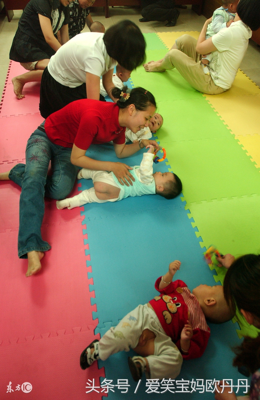宝宝学翻身大人怎么帮助,宝宝学翻身妈妈示范