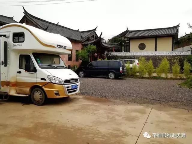 带孩子丽江自驾游,宝妈开着车带熊孩子兜风文案