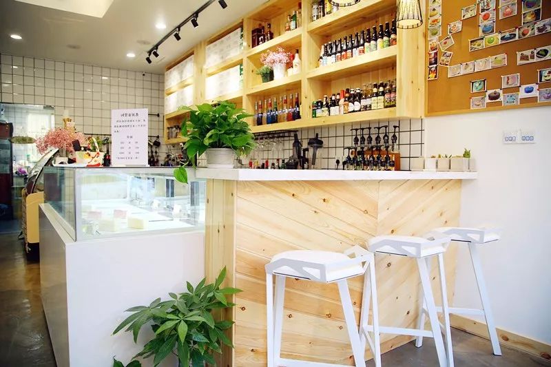 在甜品店里花样调酒？新街口这家网红店让你来了就不想走！